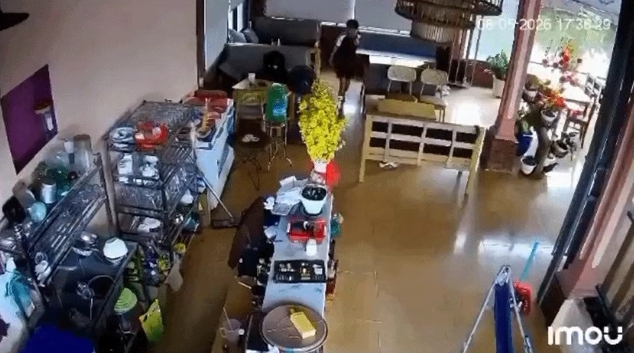 Khởi tố 12 học sinh lao vào quán cà phê tấn công 1 người tử vong